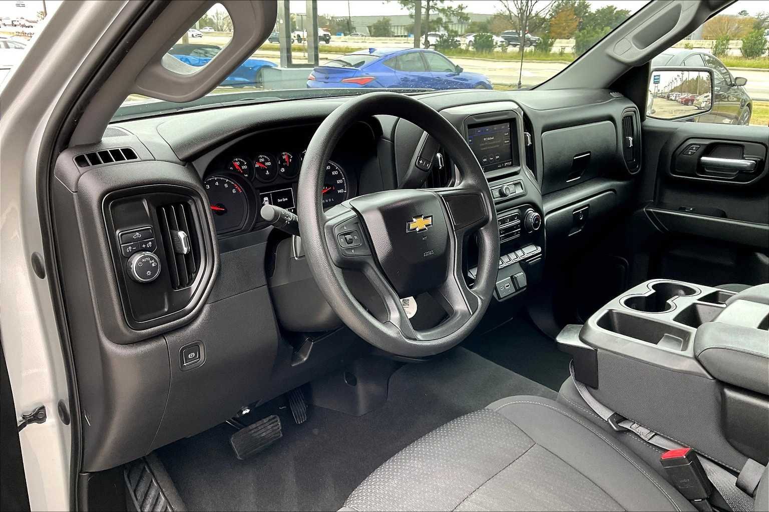Used 2022 Silver Ice Metallic Chevrolet Custom image 17