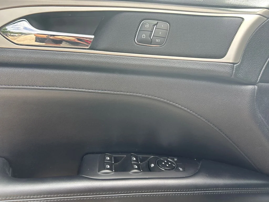 Used 2018  Lincoln Premiere image 12