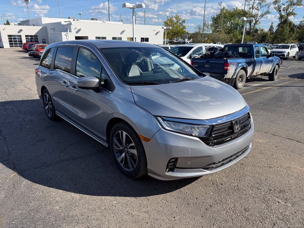 Certified Used 2023 Lunar Silver Metallic Honda Touring image 4