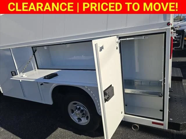New 2025 Summit White Chevrolet 1WT image 17