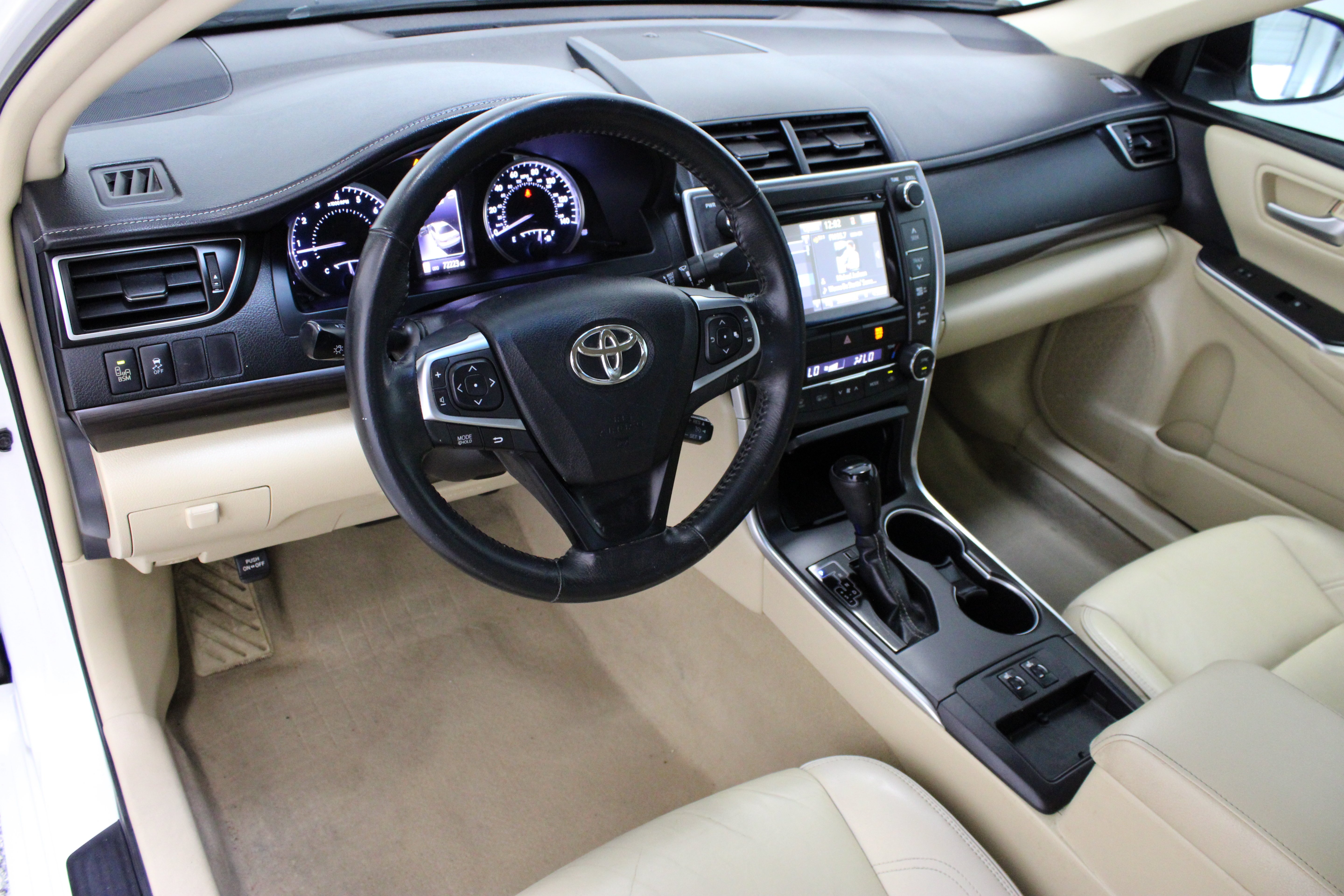 Used 2015 Blizzard Pearl Toyota XLE 3.5L image 13