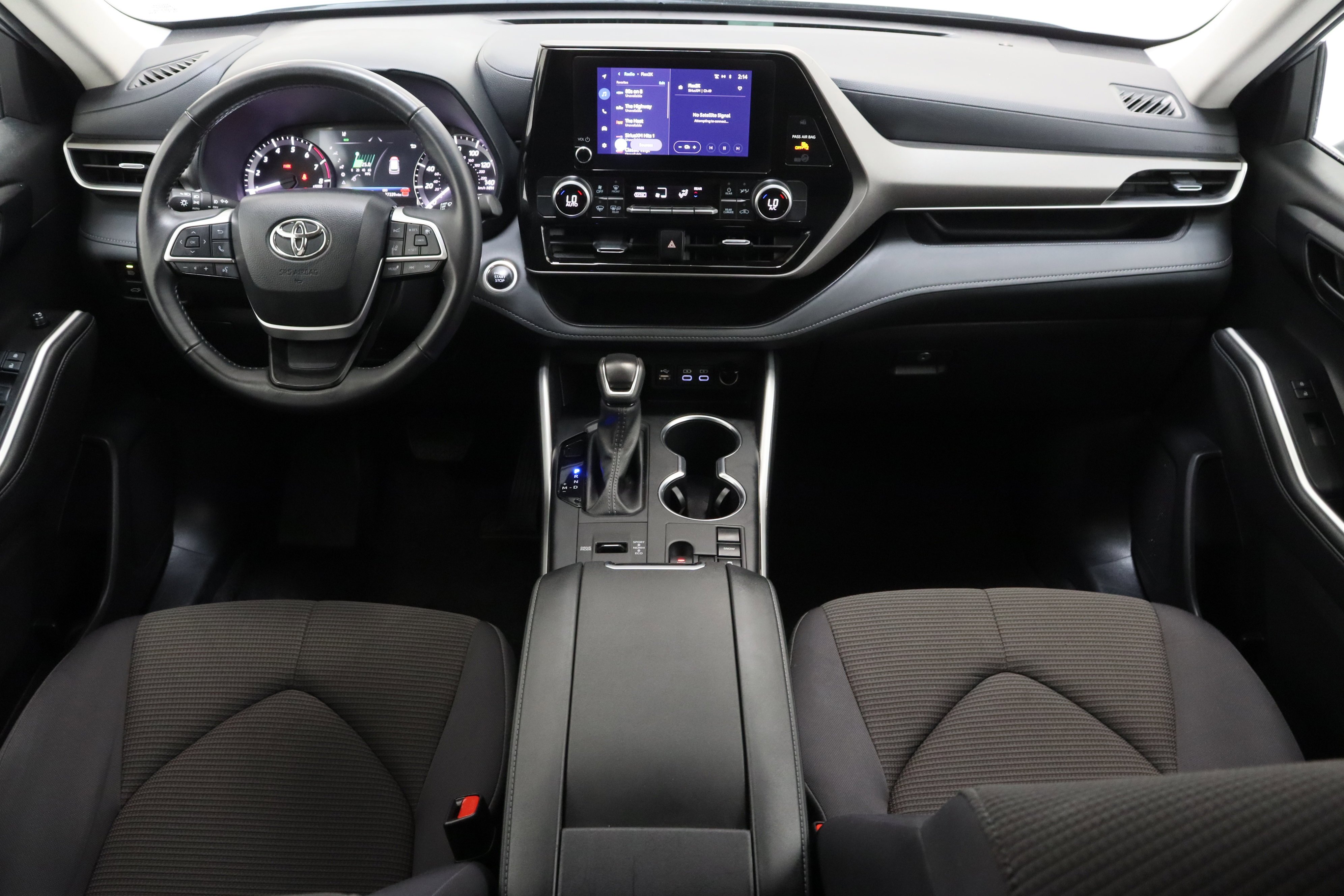 2025 Toyota Highlander LE - Photo 30