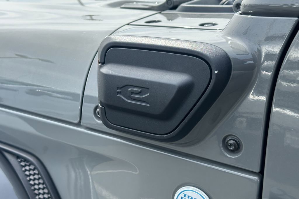 Used 2023 Grey Jeep Sahara image 12