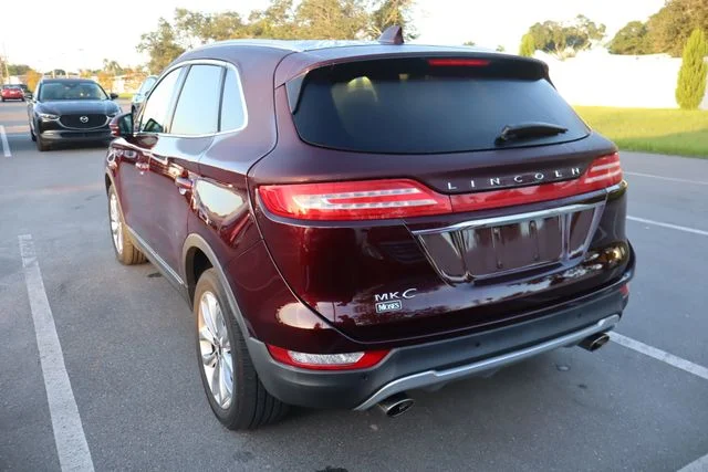 Used 2019 Burgundy Lincoln Select image 3