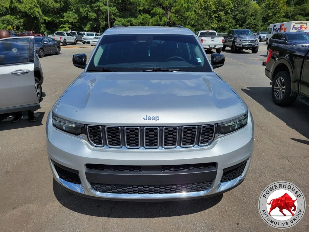 Used 2023 Silver Jeep Laredo image 8