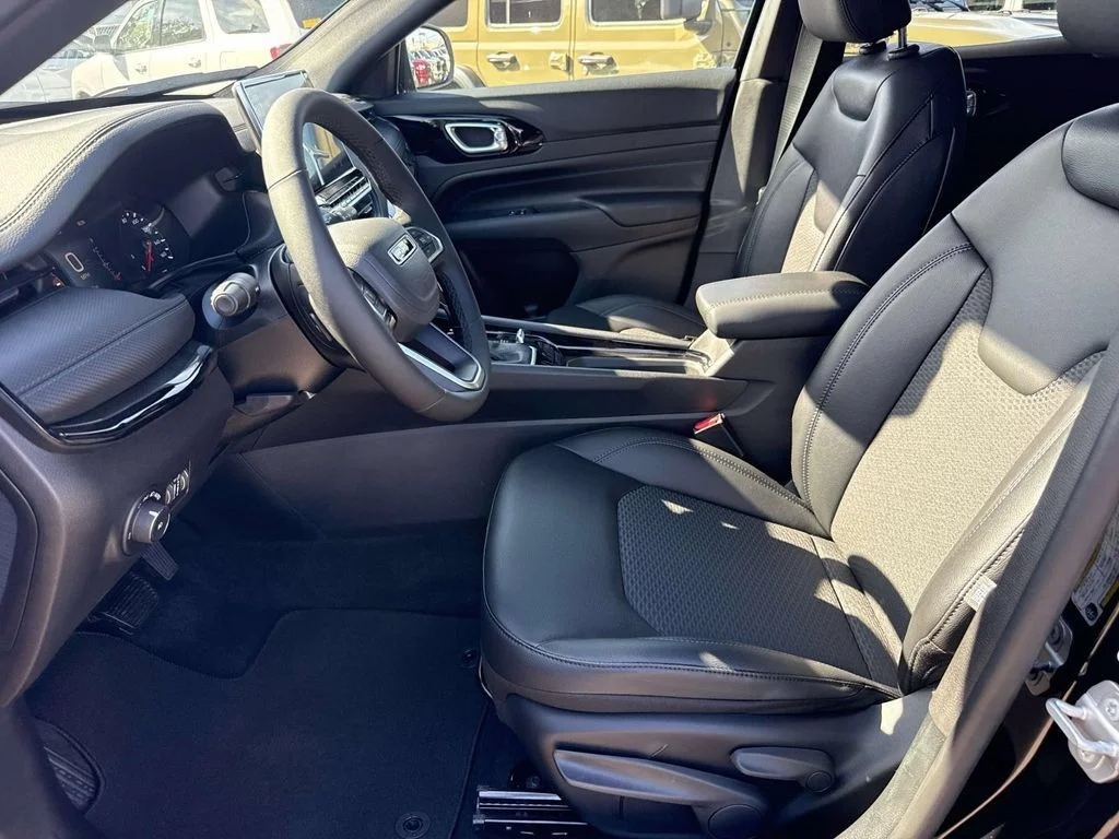 New 2026 Diamond Black Crystal Pearlcoat Jeep Latitude image 23