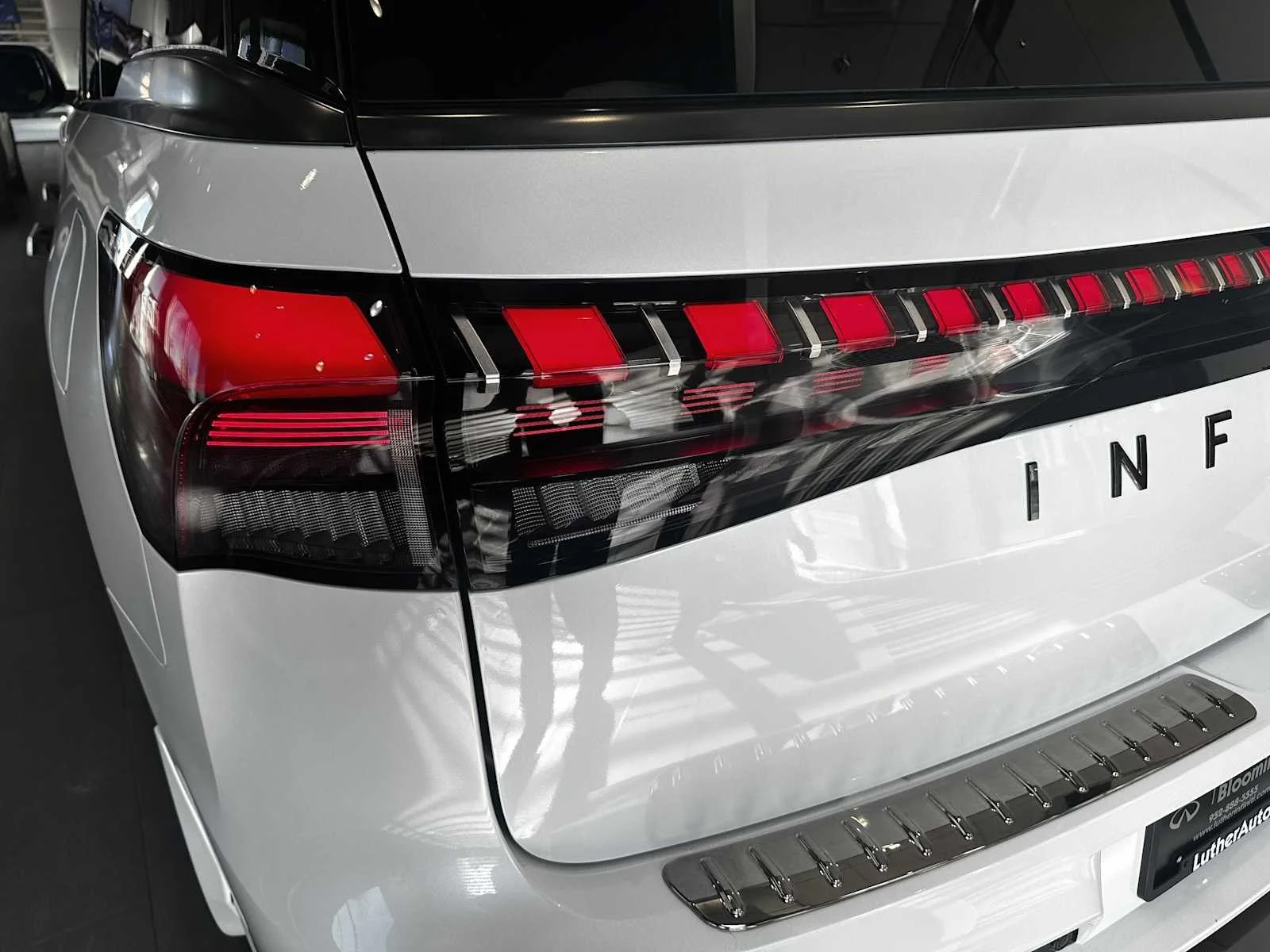 New 2026 2T RADIANT WHIT INFINITI Sport 4WD image 8