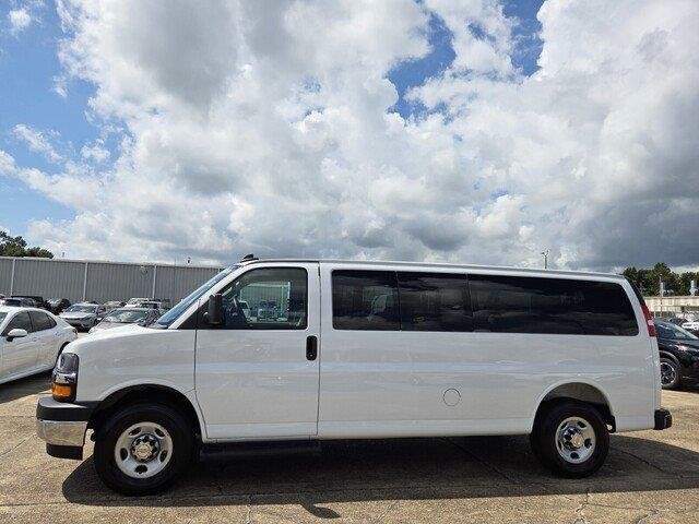 Used 2025 Summit White Chevrolet LT image 2