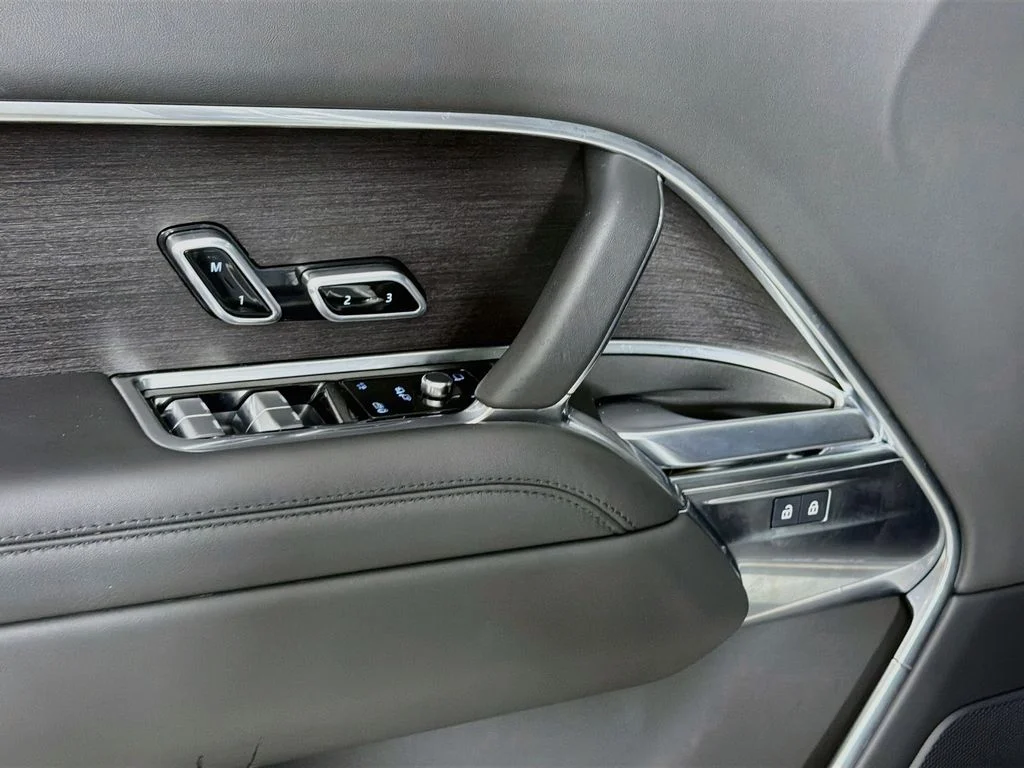 Used 2025 Silver Land Rover SE image 18