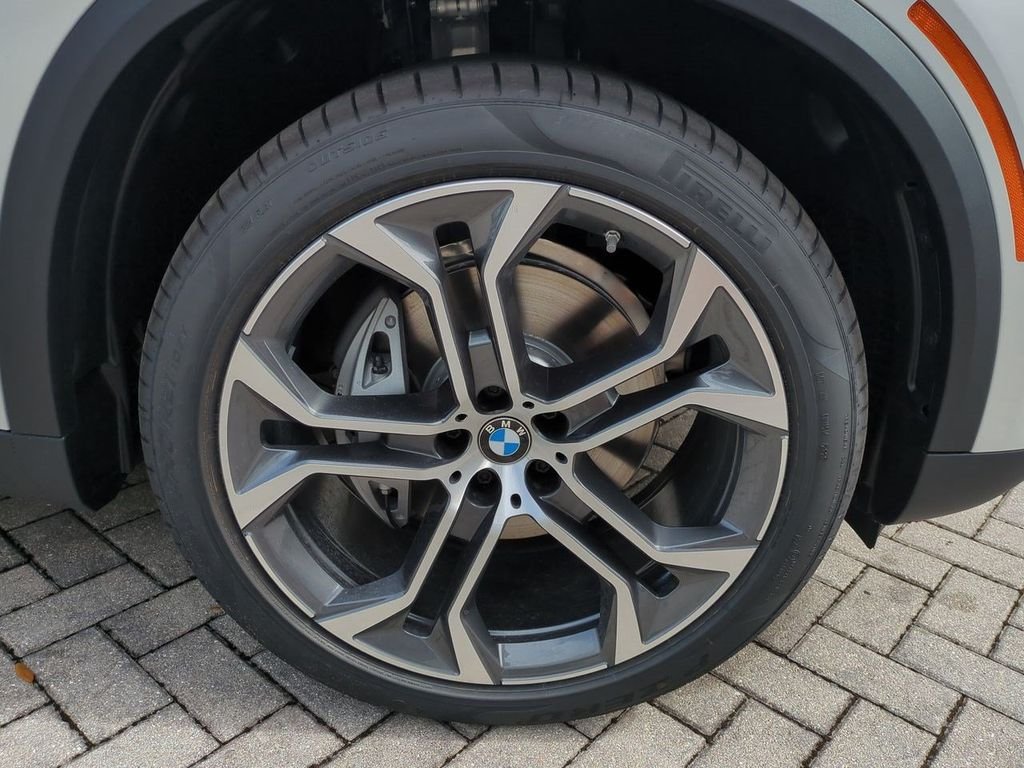 New 2026 White Metallic BMW xDrive40i image 11