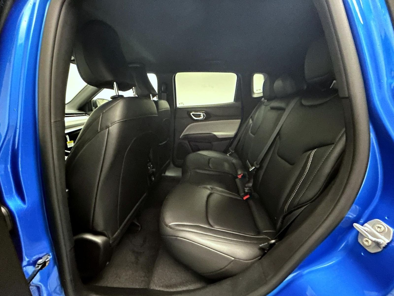 New 2026 Hydro Blue Pearl-Coat Exterior Paint Jeep Limited image 19