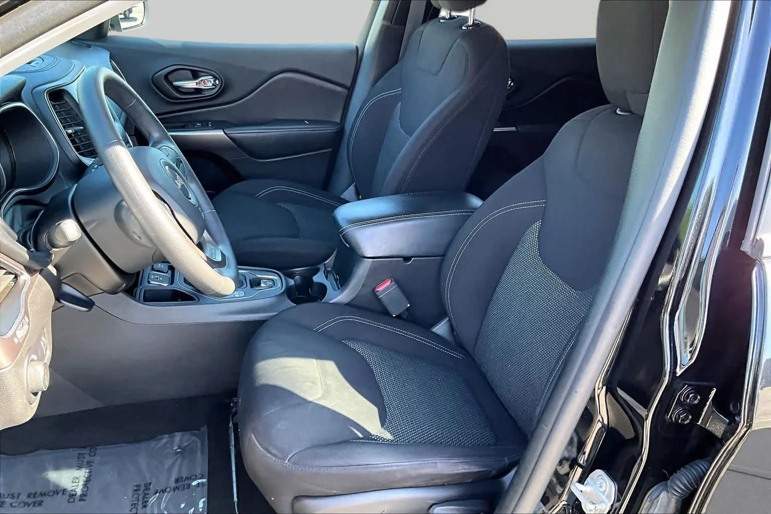 Used 2021 Diamond Black Crystal Pearlcoat Jeep Latitude image 8