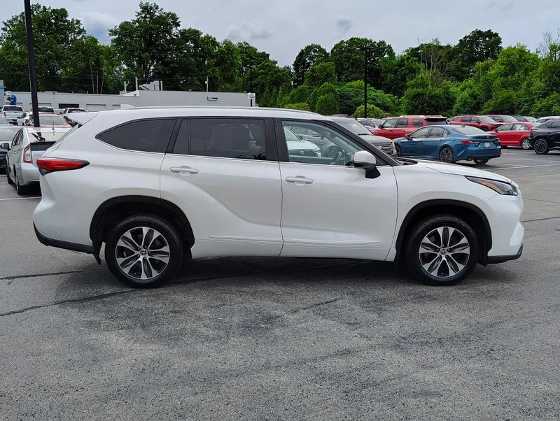 Used 2023 Beige Toyota XLE image 5