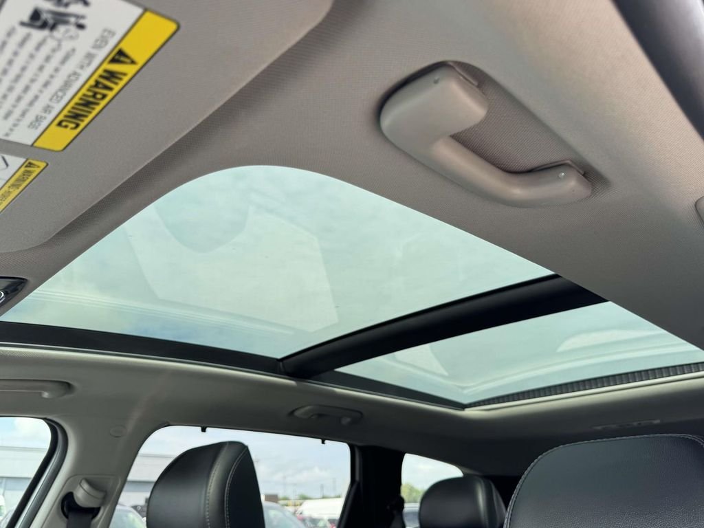 Used 2023 Silver Hyundai SEL image 4