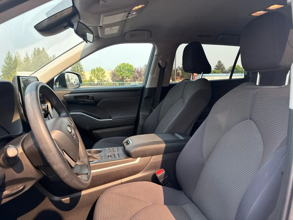 Used 2023 Pearl Toyota L image 9