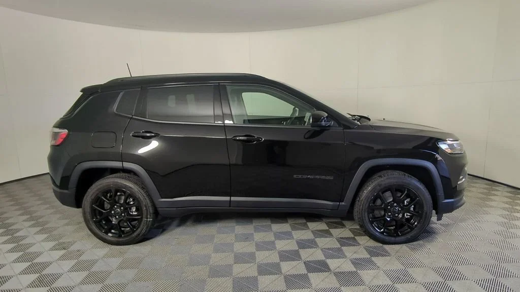 New 2026 Diamond Black Crystal Pearl-Coat Exterior Paint Jeep Latitude Altitude image 4