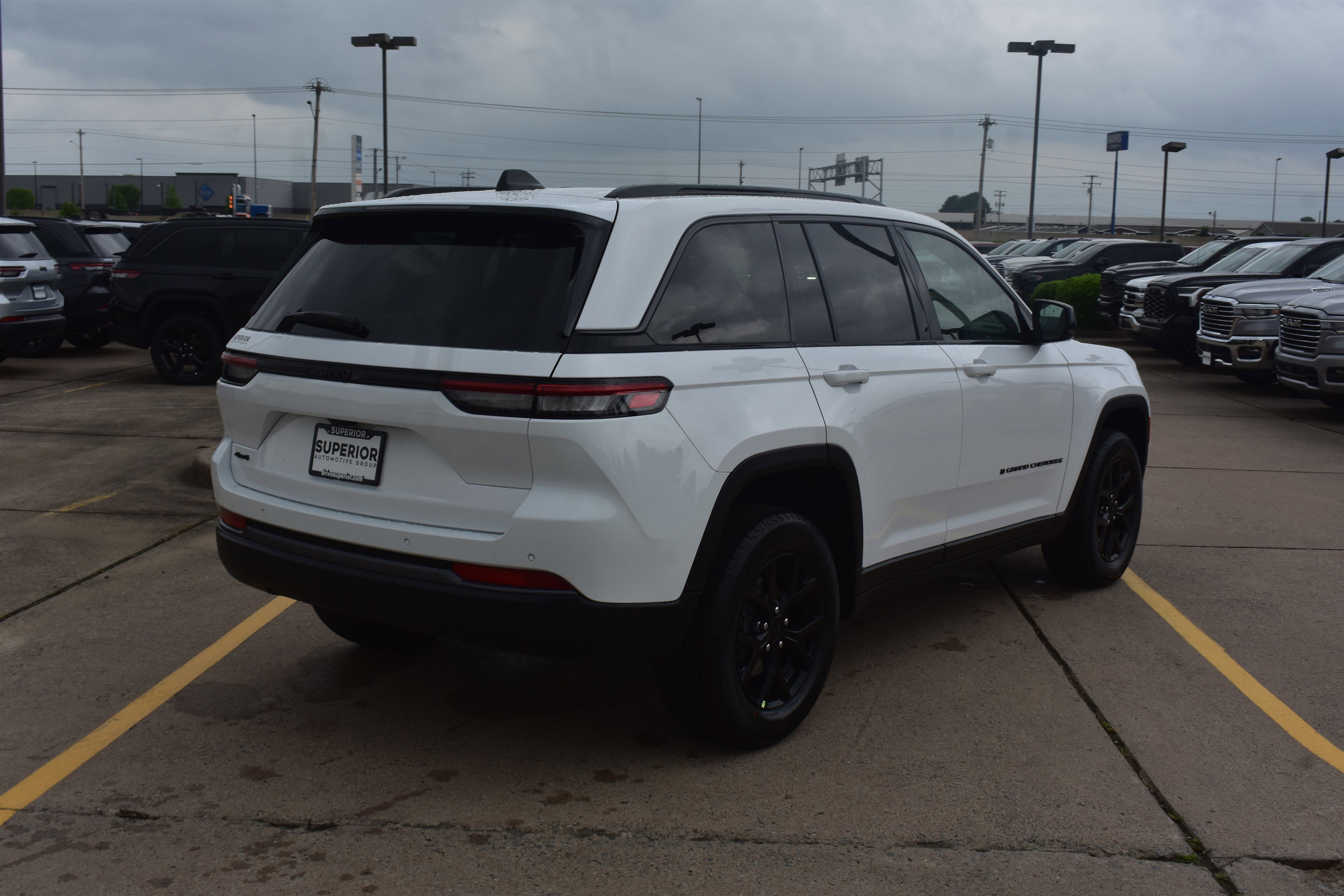 New 2026 Bright White Clear-Coat Exterior Paint Jeep Laredo Altitude image 5