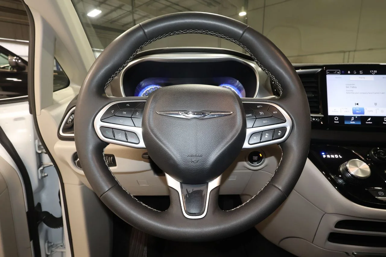 2024 Chrysler Pacifica Touring L - Photo 10