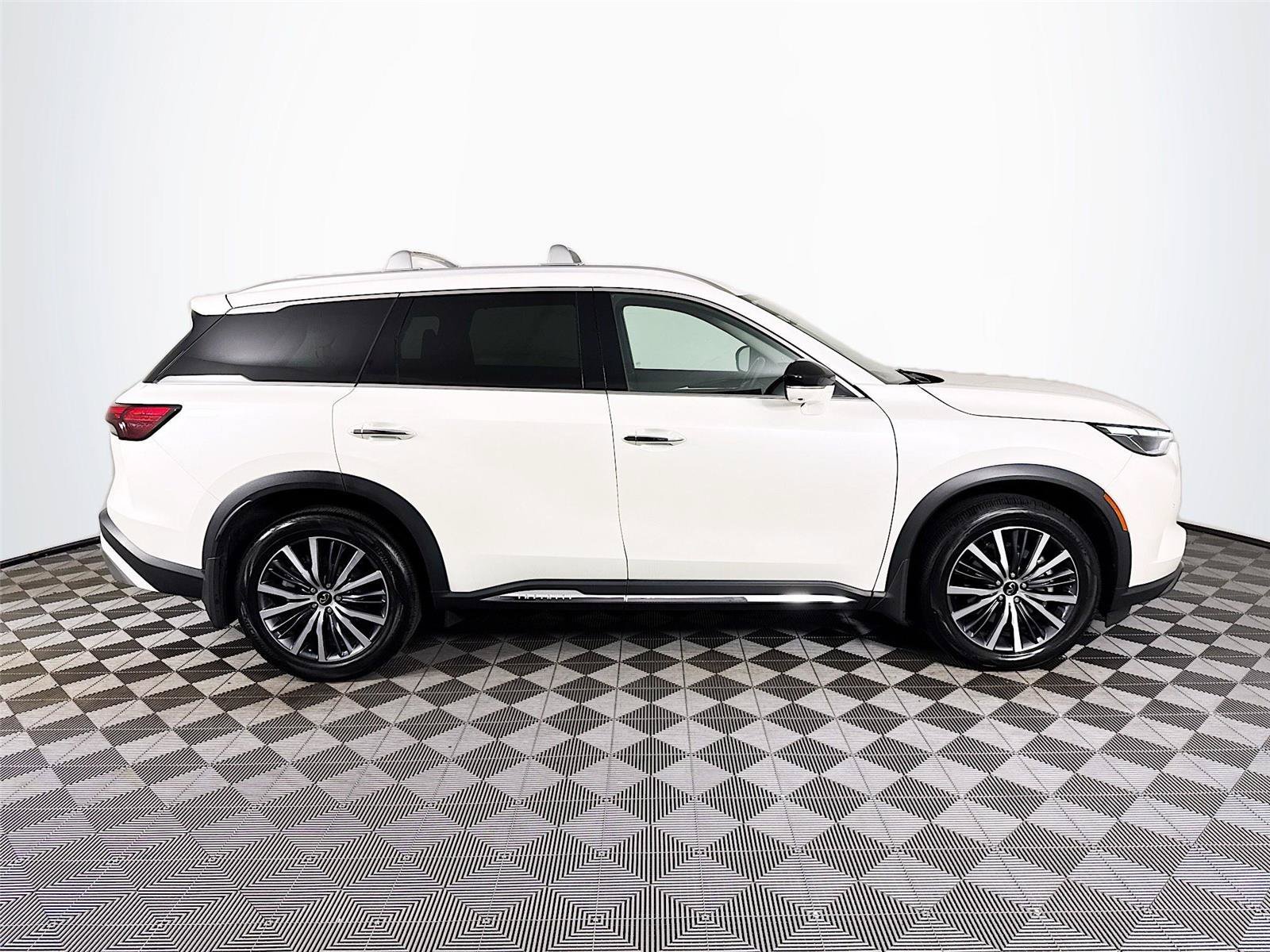 Used 2024 Majestic White INFINITI Sensory image 4