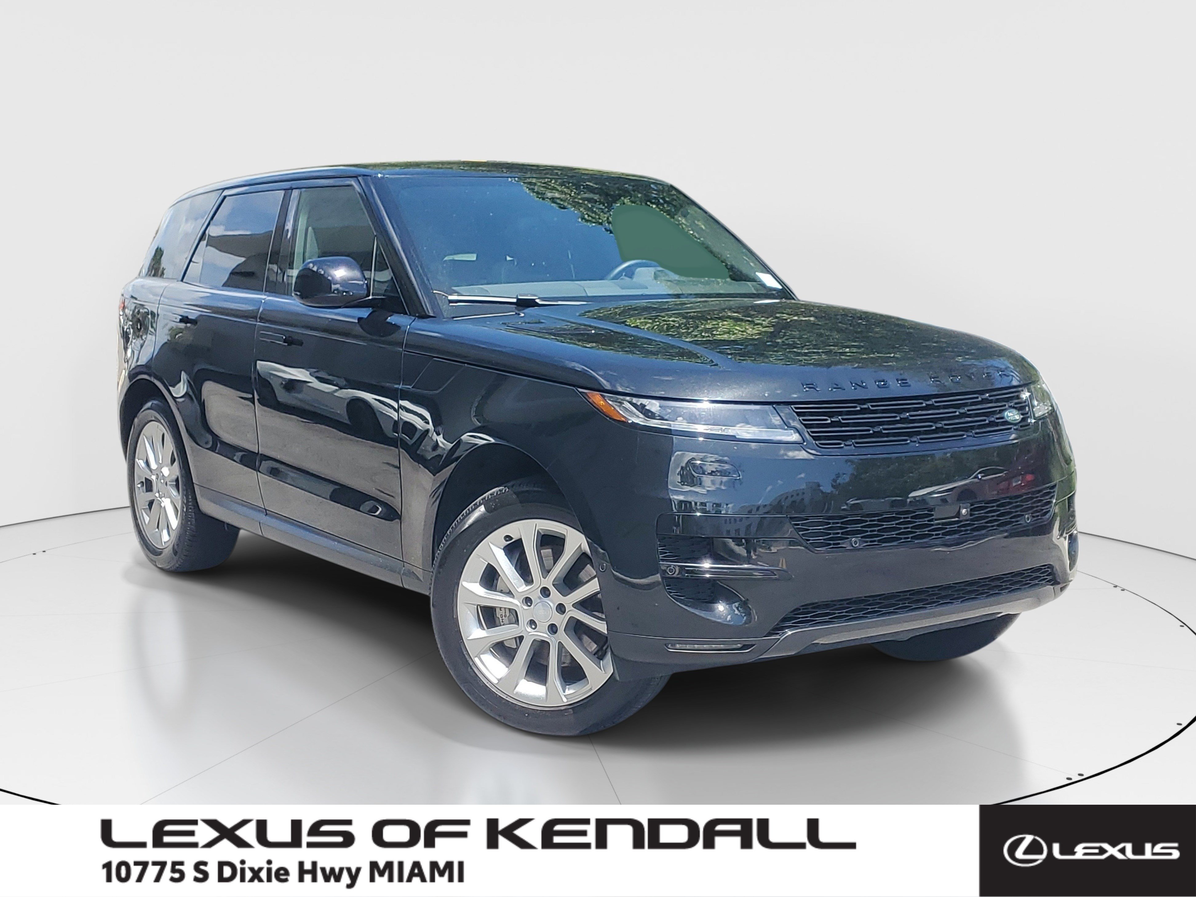 Used 2025 Santorini Black Metallic Land Rover SE image 1