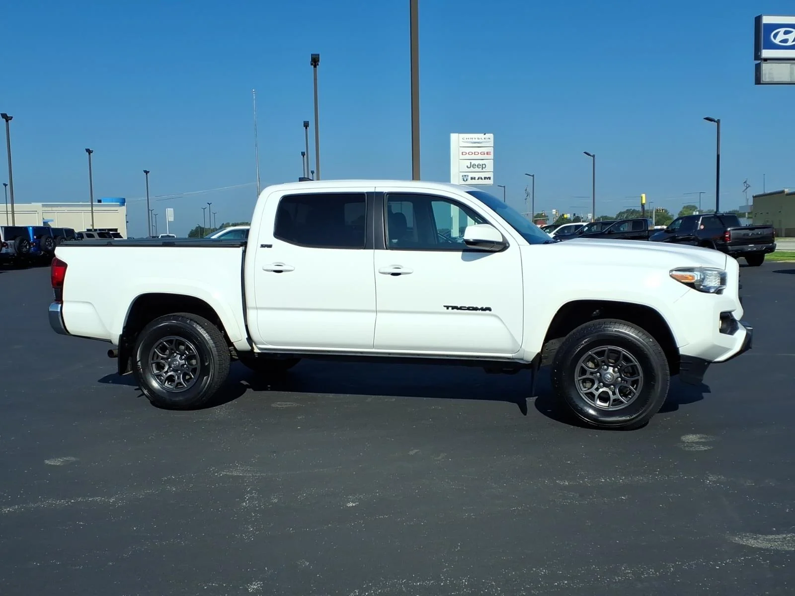 Used 2018 White Toyota  image 2