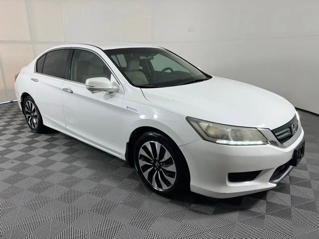Used 2015 White Honda  image 1