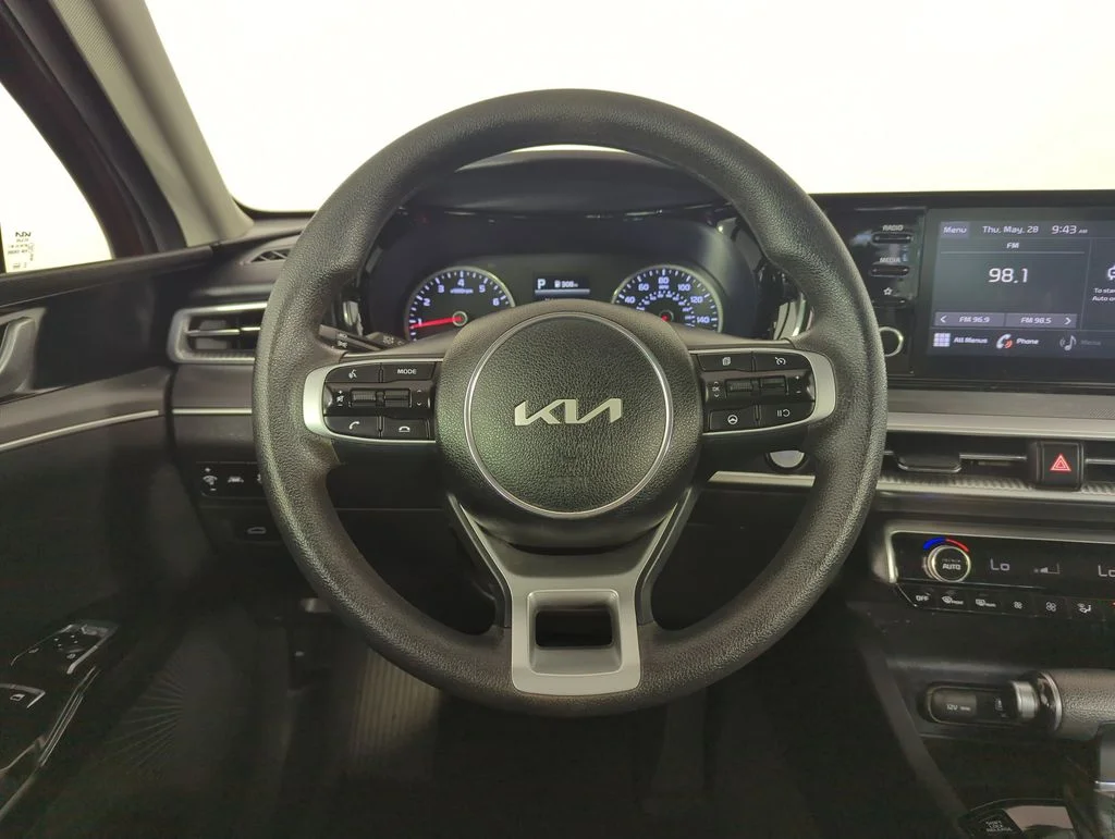 Used 2023 Red Kia LXS image 17