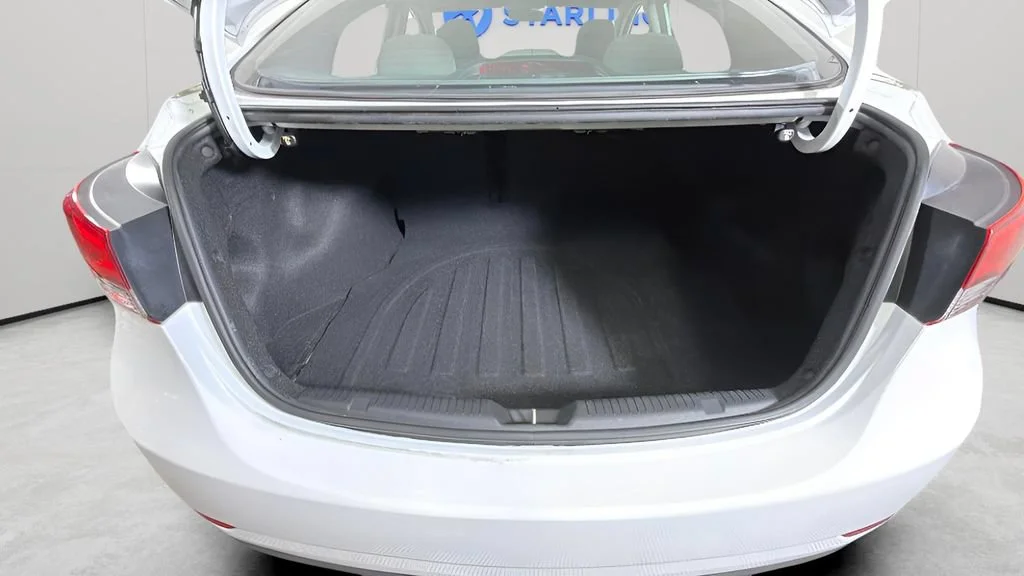 Used 2016 White Hyundai SE image 28