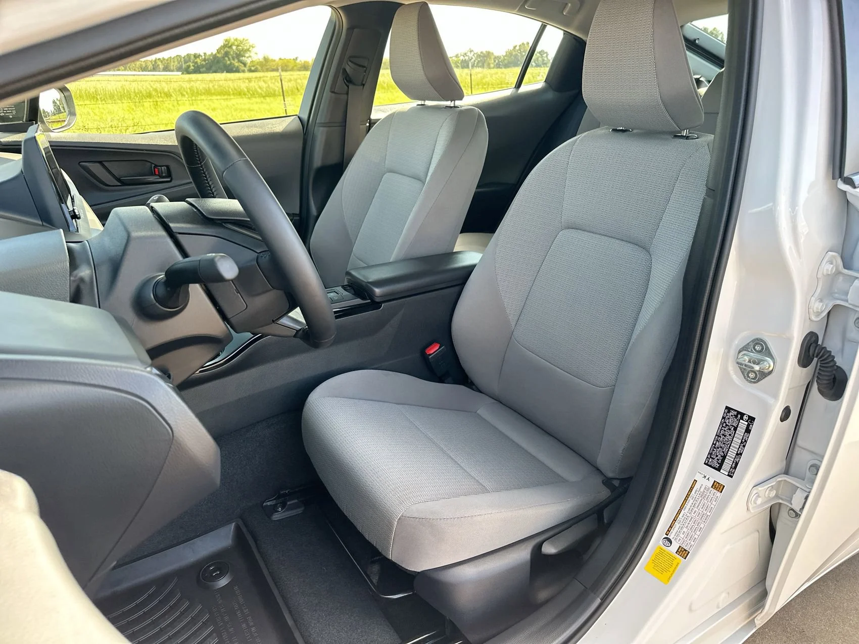 2025 Toyota Prius LE - Photo 11