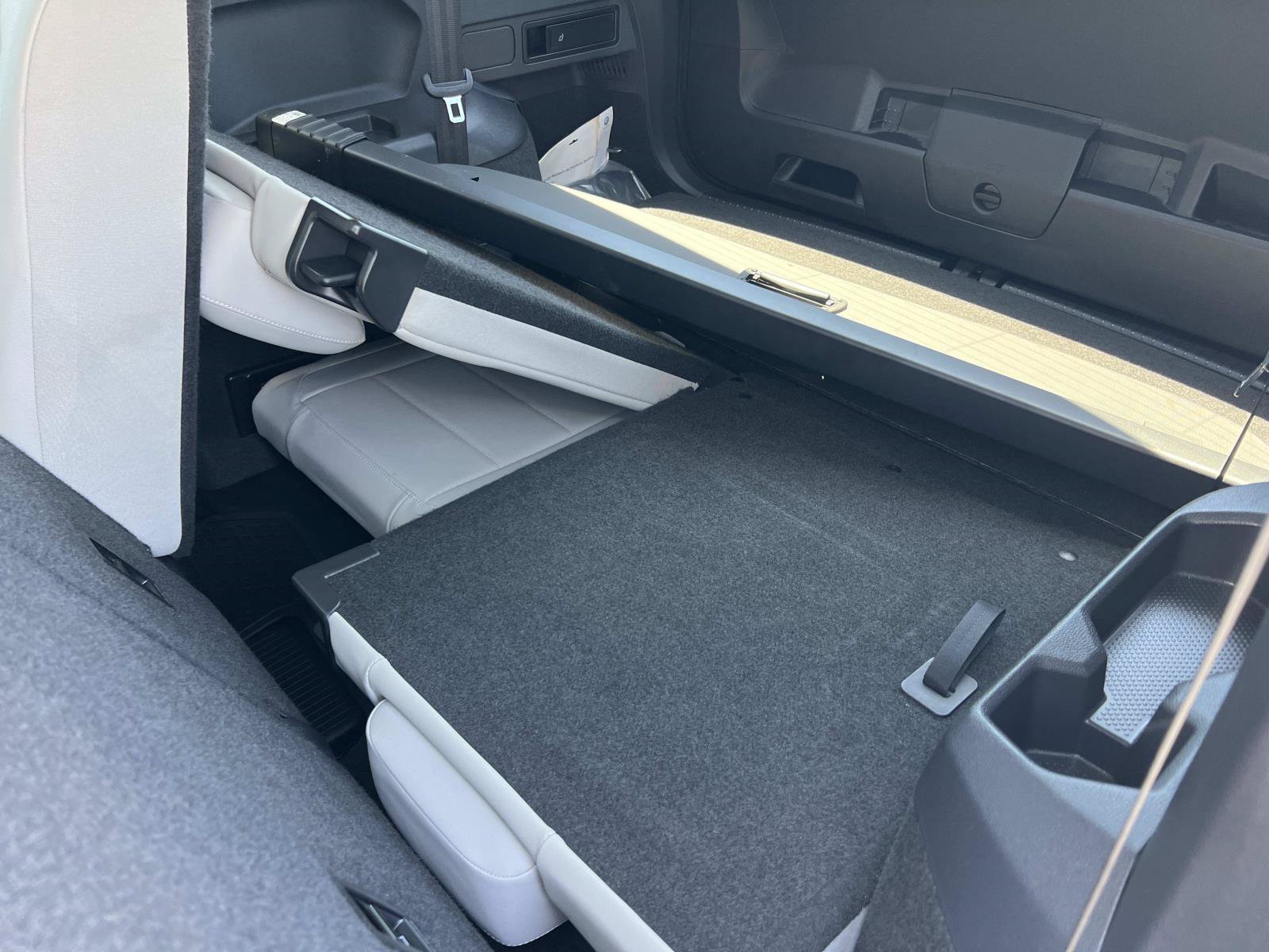 Used 2019 Platinum Gray Metallic Volkswagen SE image 24