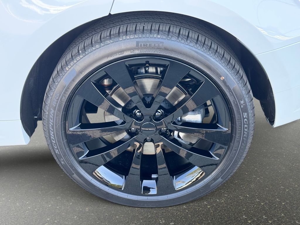 New 2026 Fuji White LAND ROVER Dynamic SE image 31
