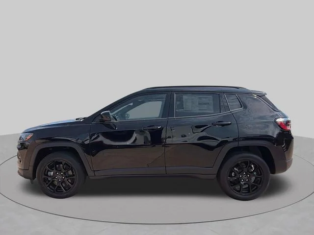 New 2026 Diamond Black Crystal Pearl-Coat Exterior Paint Jeep Latitude image 7