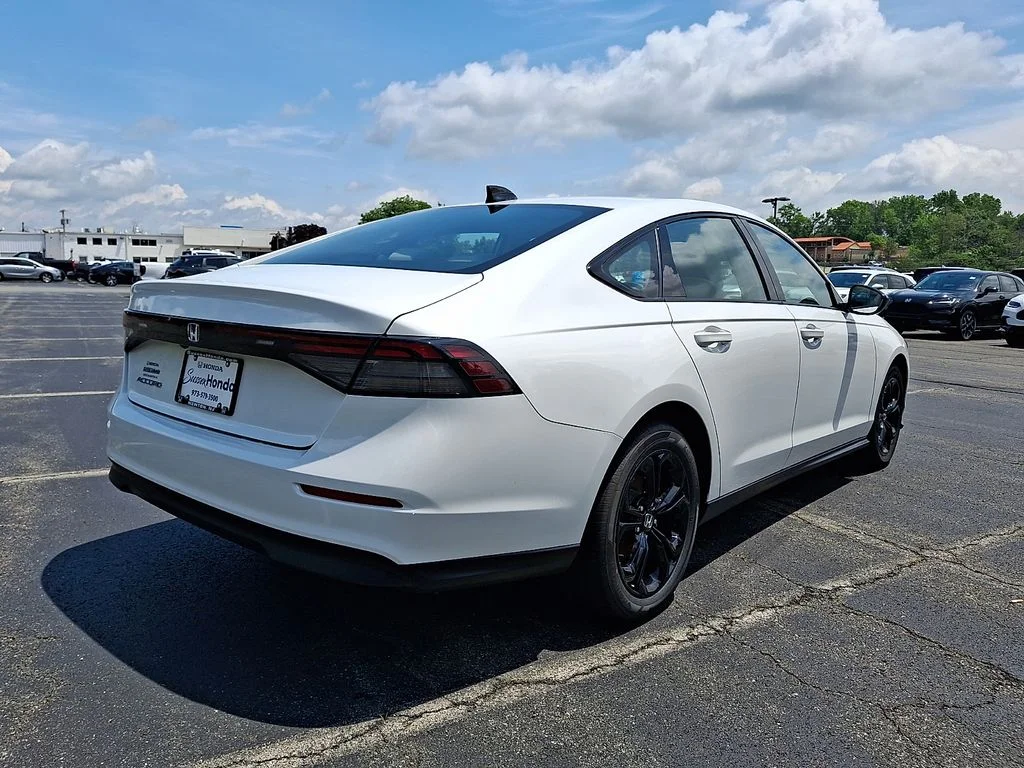 Certified Used 2025 Platinum White Pearl Honda SE image 6