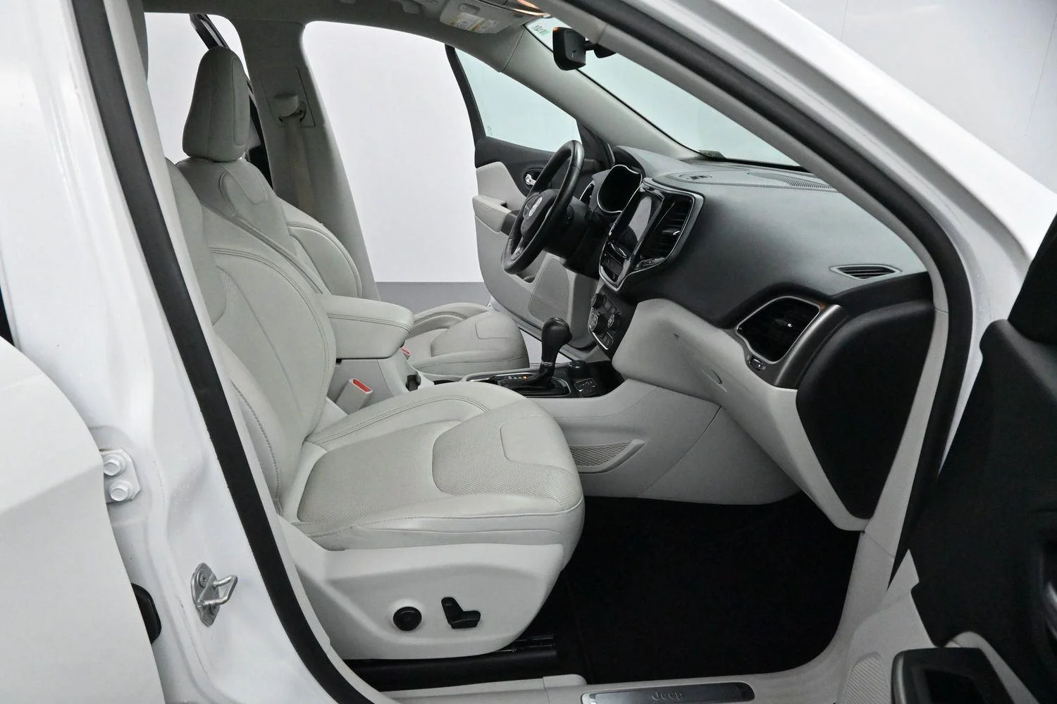 Used 2019 Bright White Clearcoat Jeep Limited image 28