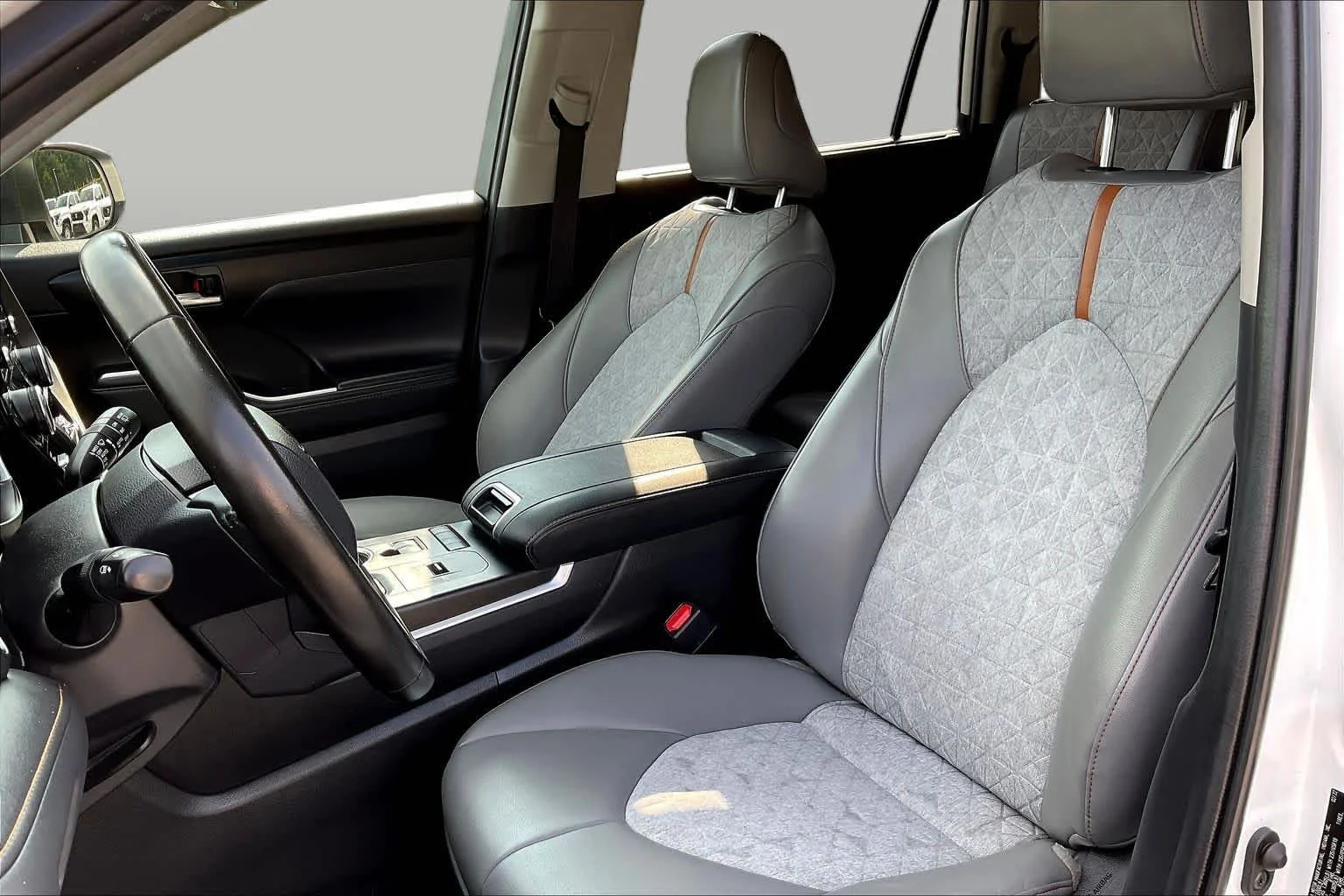 Used 2022 Wind Chill Pearl Toyota Hybrid Bronze Edition image 8