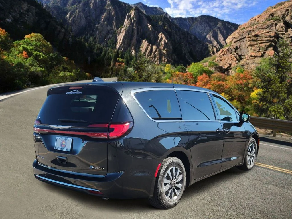 Used 2023 Black Chrysler Touring L image 3
