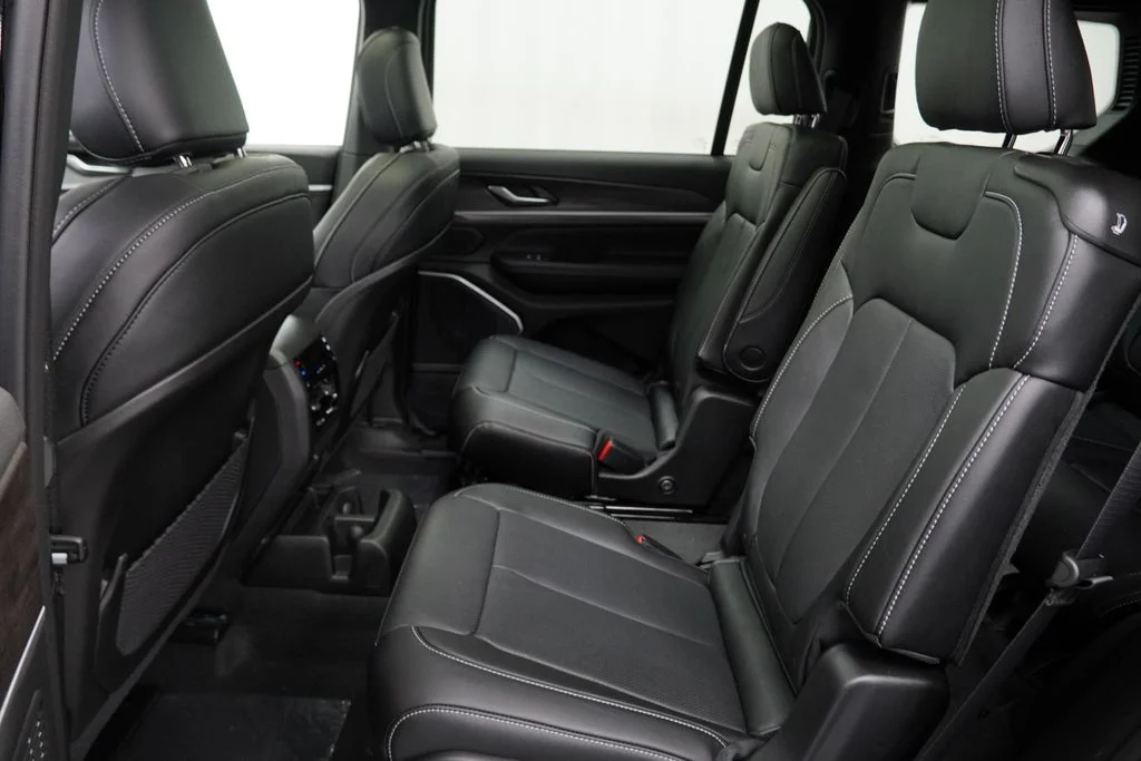 New 2026 Diamond Black Crystal Pearl-Coat Exterior Paint Jeep Limited image 17