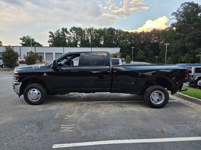 New 2026 Diamond Black Crystal Pearl-Coat Exterior Paint RAM Tradesman image 4