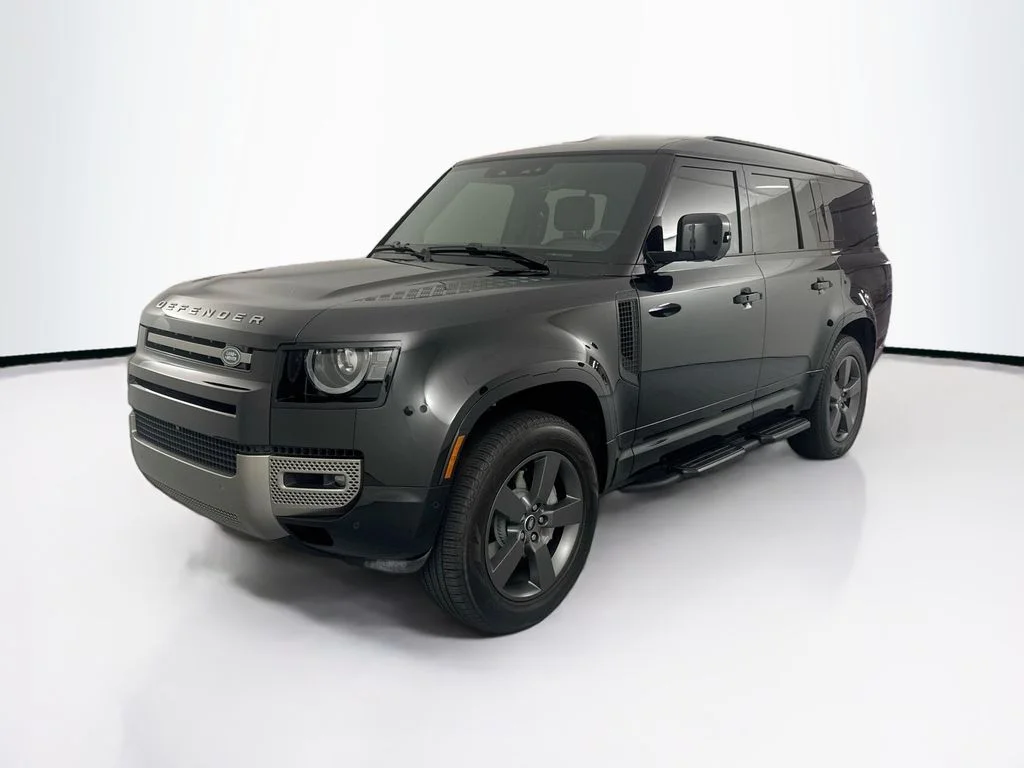 Used 2025 Black Land Rover X-Dynamic SE image 1