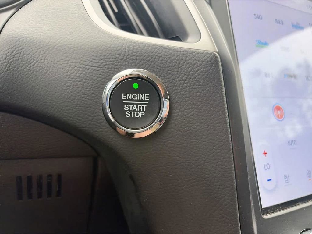 Used 2022  Ford SEL image 25