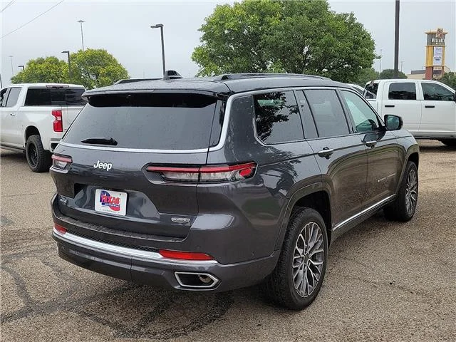 Used 2025 Gray Jeep Summit Reserve 4x4 image 4