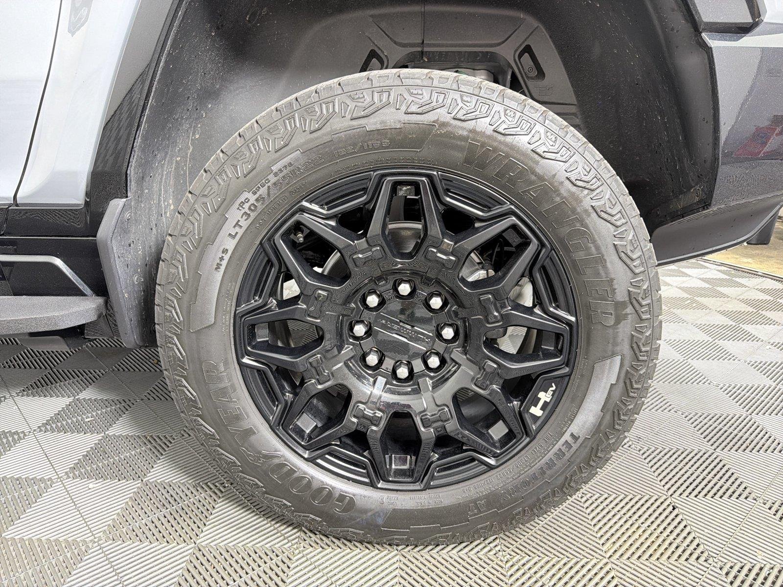 Used 2025 Meteorite Metallic (Grey) GMC 2X image 18
