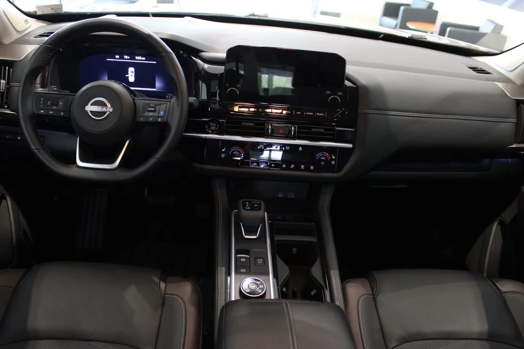 Used 2025  Nissan Platinum image 7