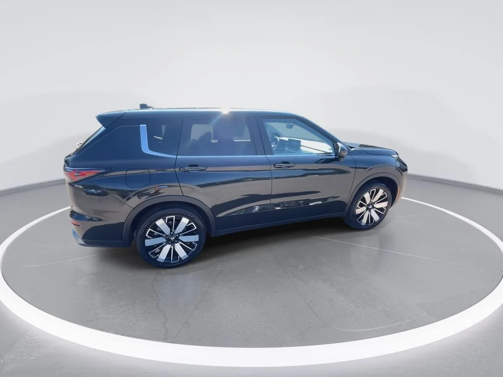 Used 2025 Black Mitsubishi SE image 9