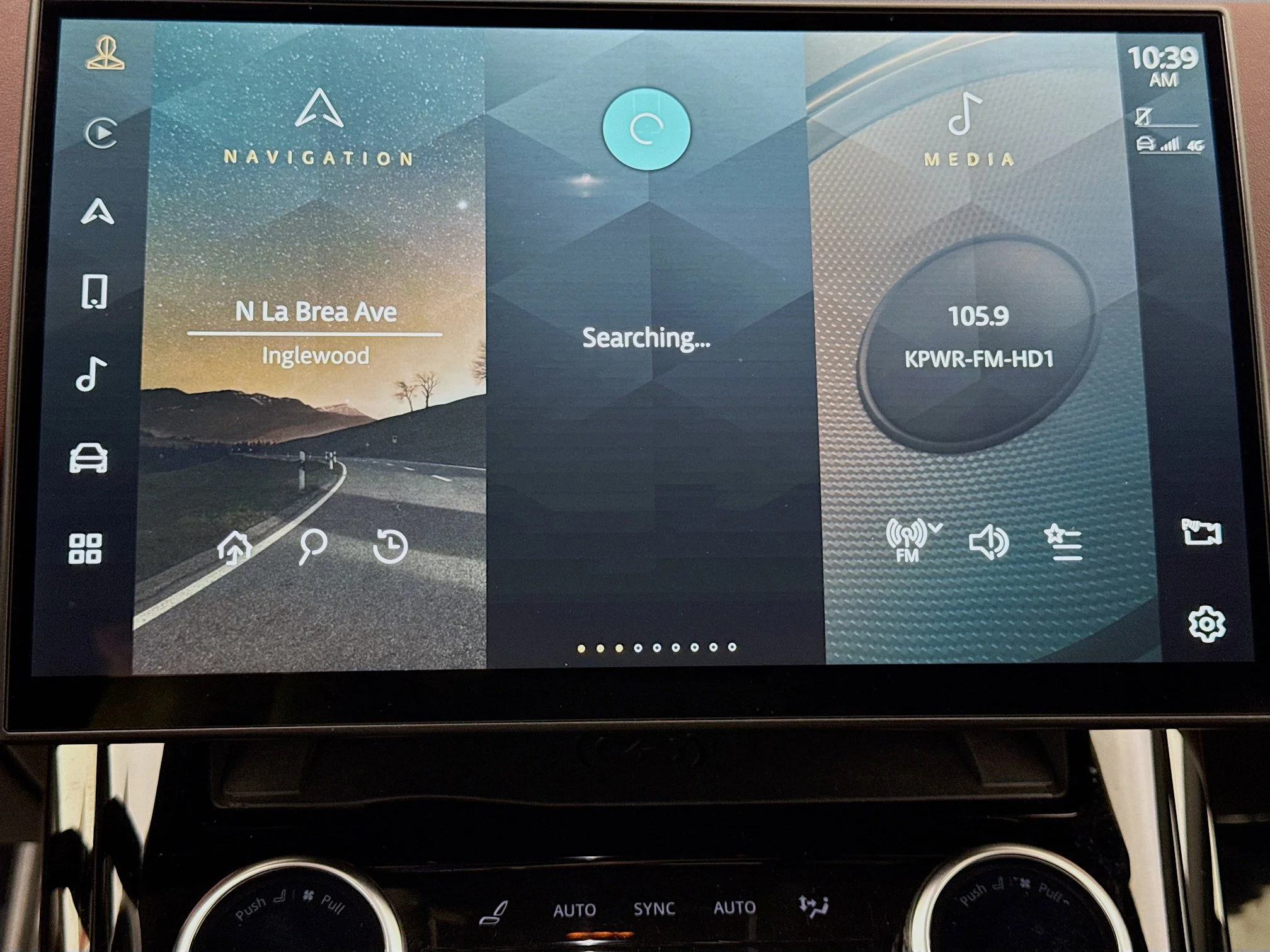 Used 2023  Land Rover SE Dynamic image 17