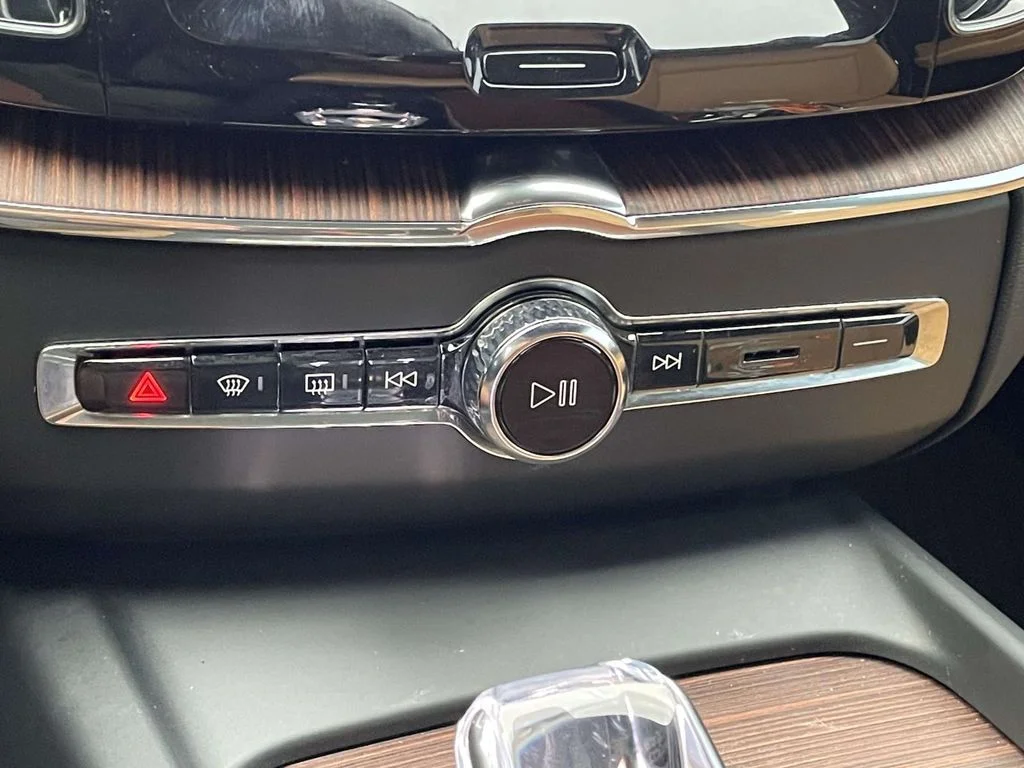 Used 2023 Onyx Black Metallic Volvo Ultimate Bright Theme image 19