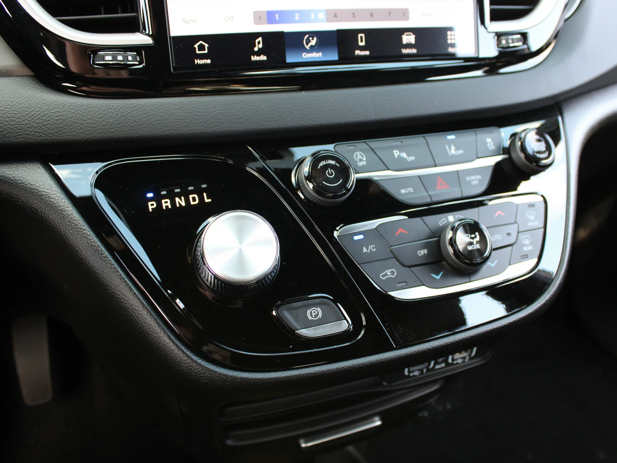 Used 2025 White Chrysler SXT*, Remote Start, Heated Leather, Lane Departure Warning image 20