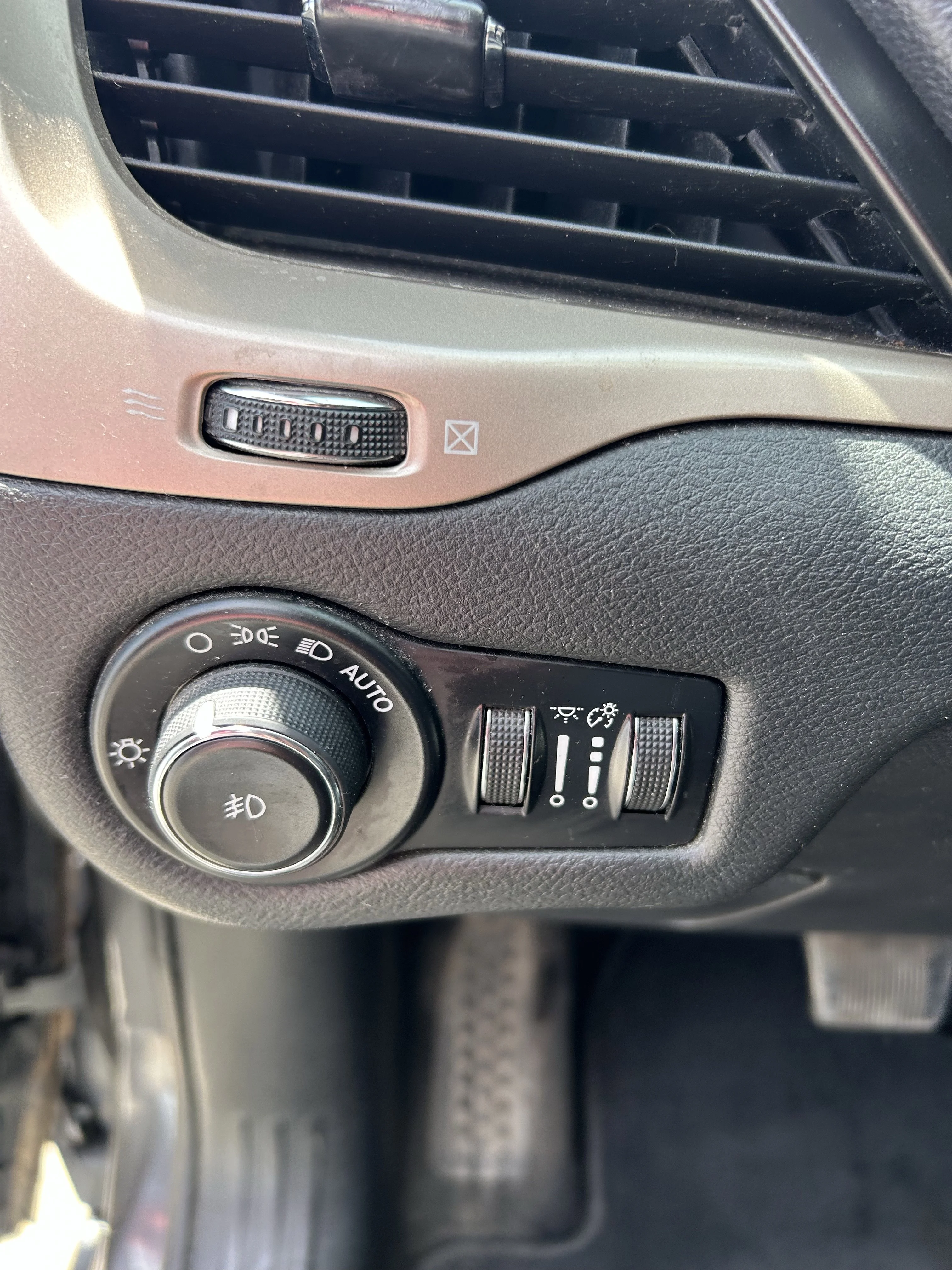 Used 2015 Gray Jeep Limited image 12