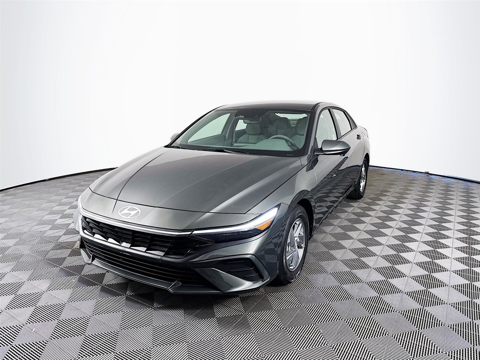 2024 Hyundai Elantra SE photo 3