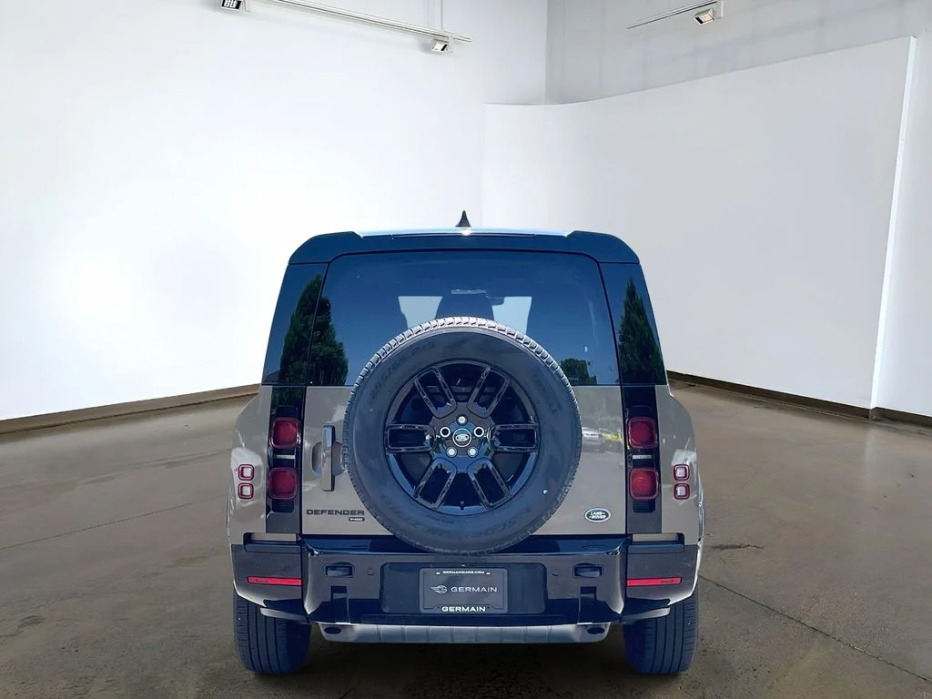 Used 2023 Santorini Black Metallic Land Rover X-Dynamic SE image 5